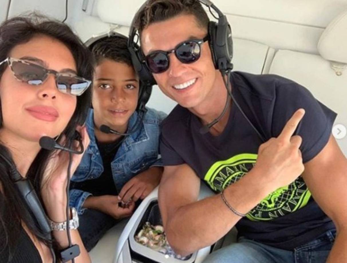 La pareja viajó junto al primogénito del astro portugués CR Jr., para disfrutar de las vacaciones de verano en distintos lugares paradisíacos.