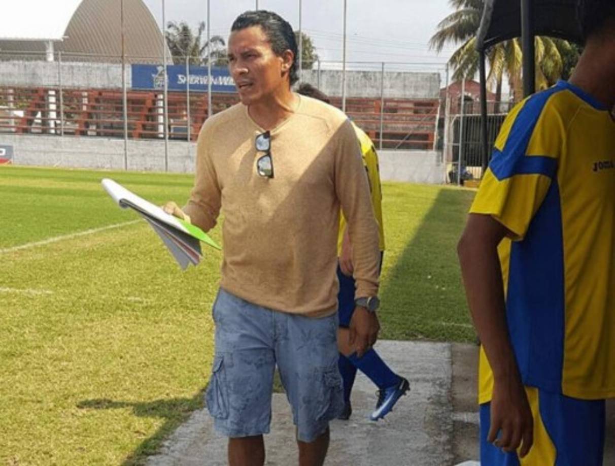 Rambo de León comenzó sus primeros pasos como entrenador, aceptó dirgir al club San Lorenzo Jr y anteriormente al Atlético León de Puerto Cortés, equivalente a la cuarta división.
