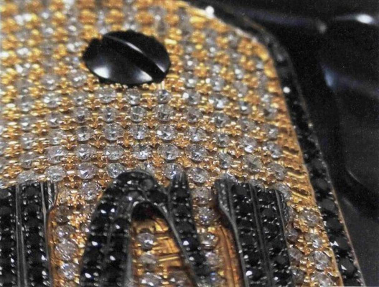 El arma con detalles de oro y diamantes fue una de las pruebas que presentó la fiscalía estadounidense contra el capo durante el juicio.