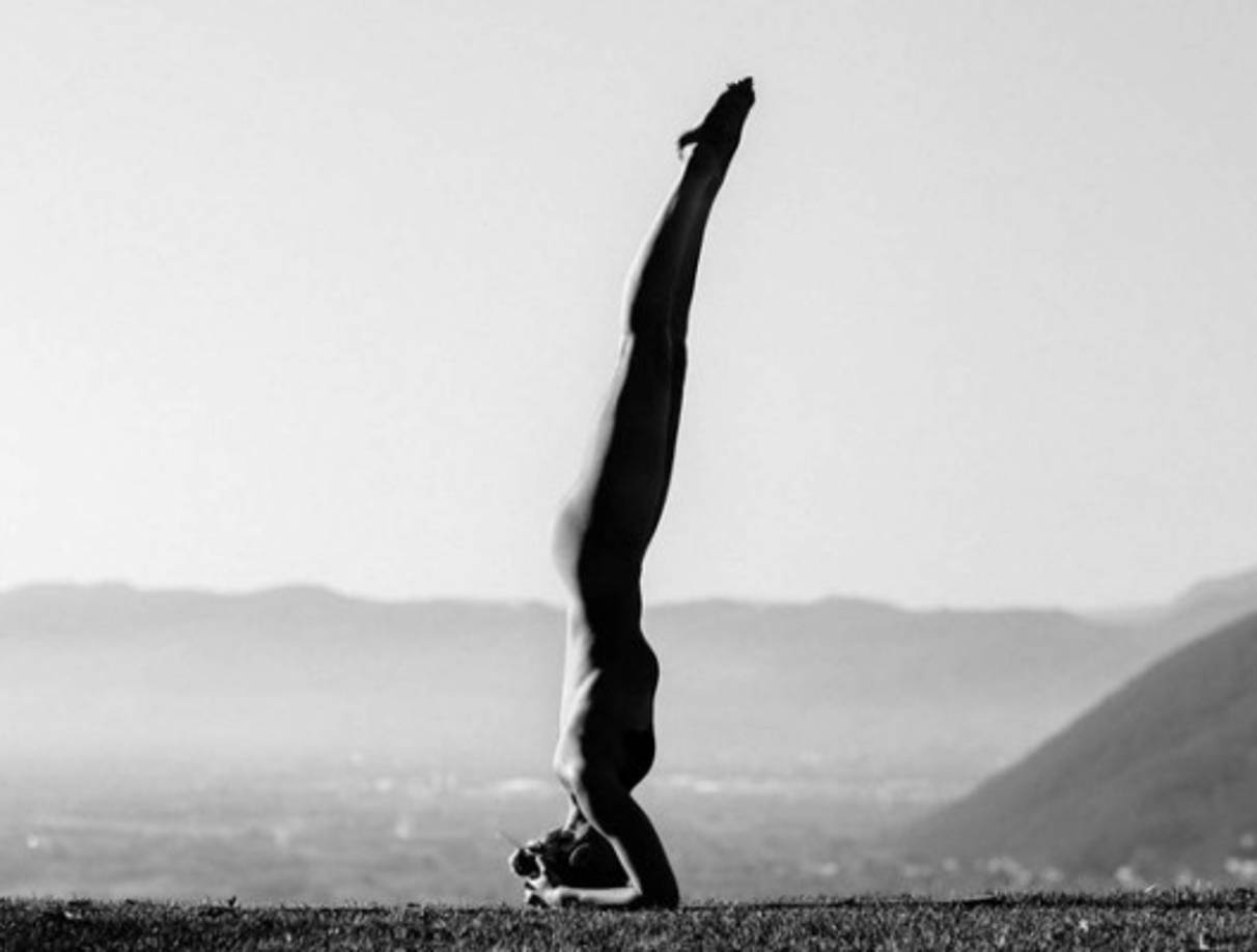 Después de ver cómo su cuenta crecía y a su vez el compromiso de sus seguidores, la modelo y el fotógrafo comenzaron a utilizar el hashtag #NYGYoga, que anima a otras mujeres a publicar sus propias fotos de yoga desnudas en nombre de la positividad de los cuerpos.