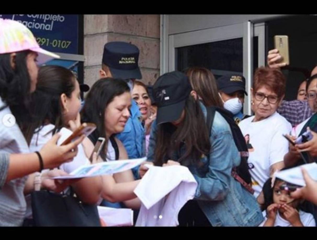 Niños, jóvenes y adultos dijeron presente para compartir aunque sea unos minutos con la hondureña.
