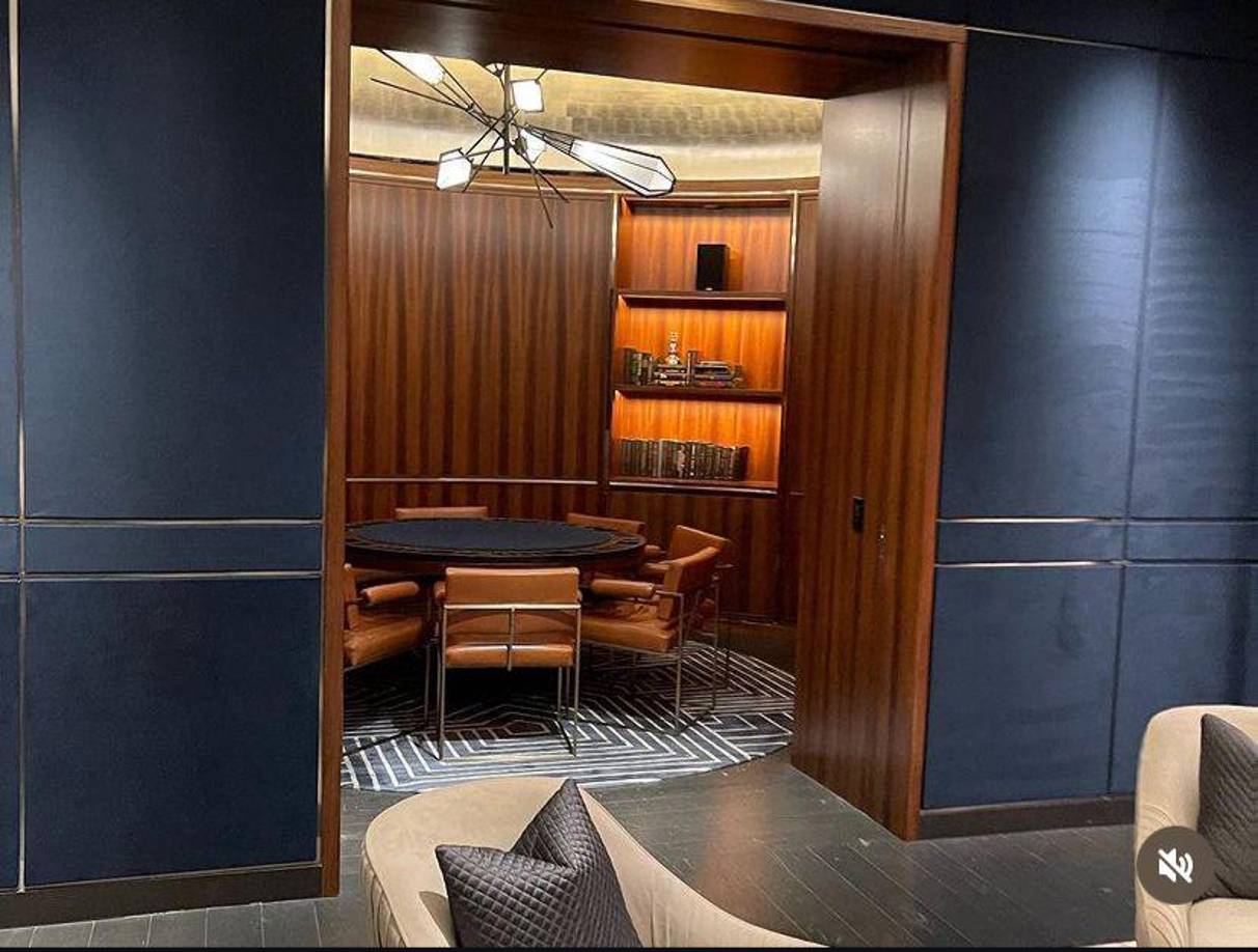 Además, cada uno de los edificios contiene centros de servicios con instalaciones como terrazas al aire libre, cocinas de exhibición, comedores y amplios salones diseñados por arquitectos de renombre y decorados por famosos diseñadores de interiores.