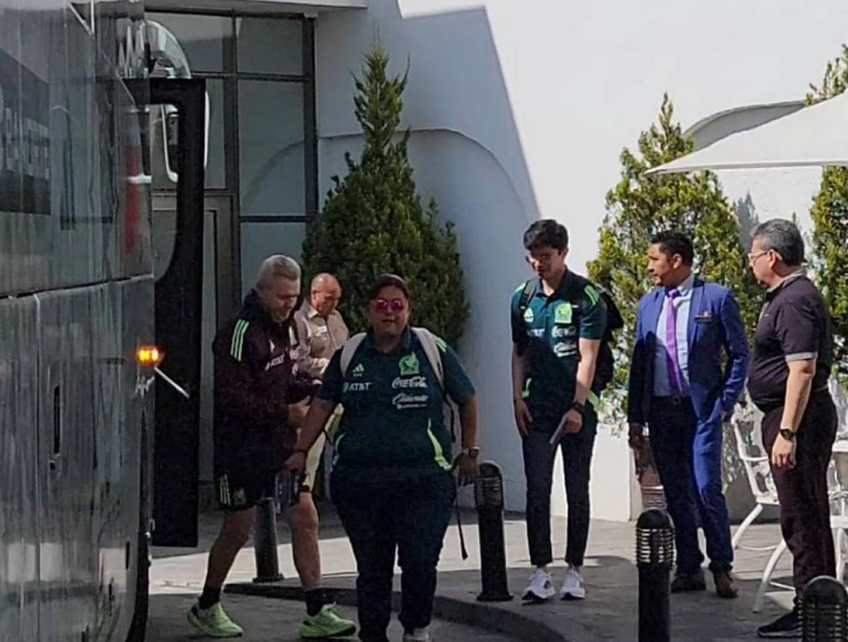 Javier ‘Vasco’ Aguirre fue de los primeros en bajar del autobús de la selección mexicana en el hotel de concentración. El entrenador se dejó ver luego del golpe en la cabeza que recibió en Honduras.