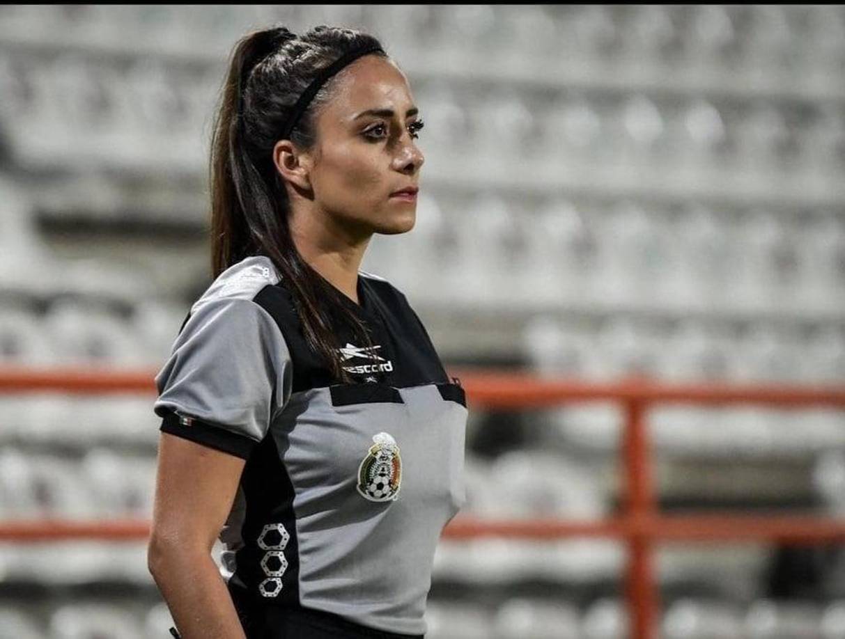 La chica mexicana cuenta con 29 años de edad y en los últimos días se ha desatado tremendo escándalo al ser sancionada por violar un artículo del Código de Ética de la FIFA.