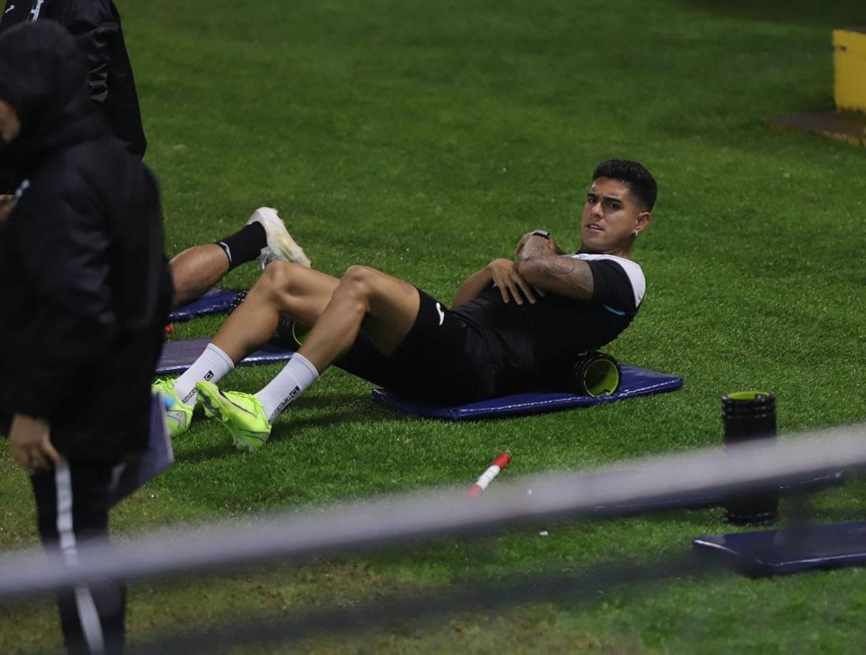 Luis Palma fue el centro del entrenamiento tras ser al figura en la victoria contra México.