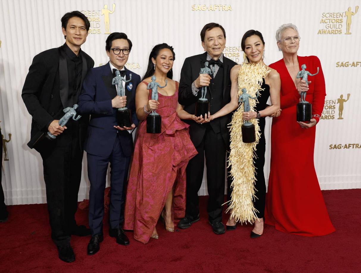 Mejor reparto en una película: "Everything Everywhere All at Once”. 