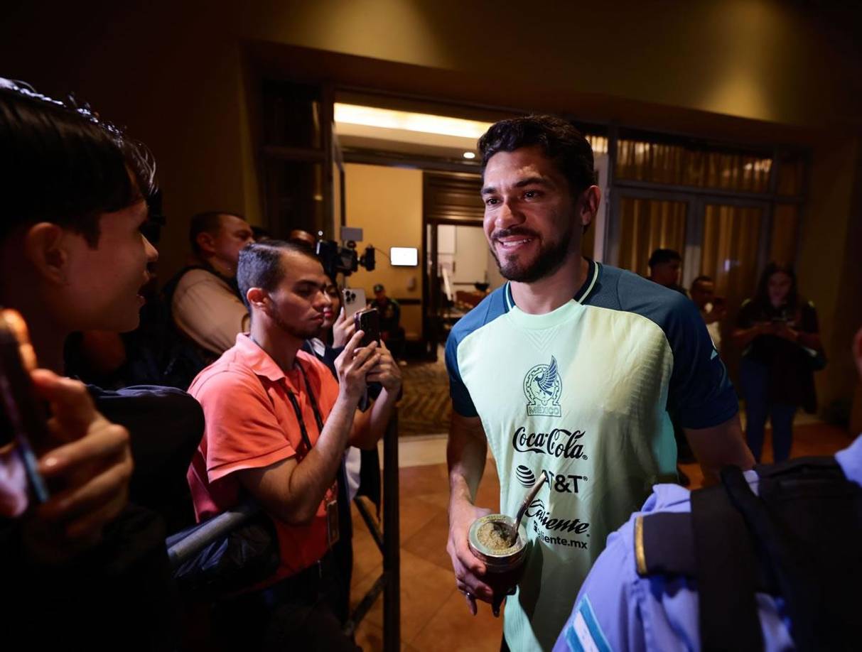 Henry Martín llamó la atención de todos al salir del hotel tomando mate.