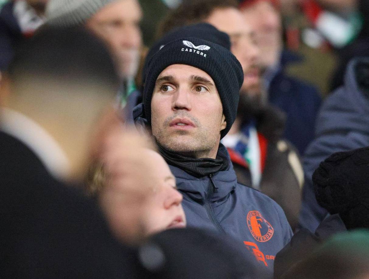 Robin van Persie se retiró en 2019 jugando en el Feyenoord su último equipo, donde trabaja actualmente como entrenador de delanteros.