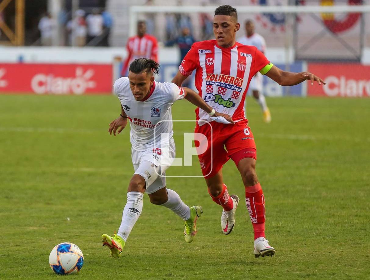 Edwin Rodríguez siendo perseguido por el capitán cocotero Denis Meléndez.