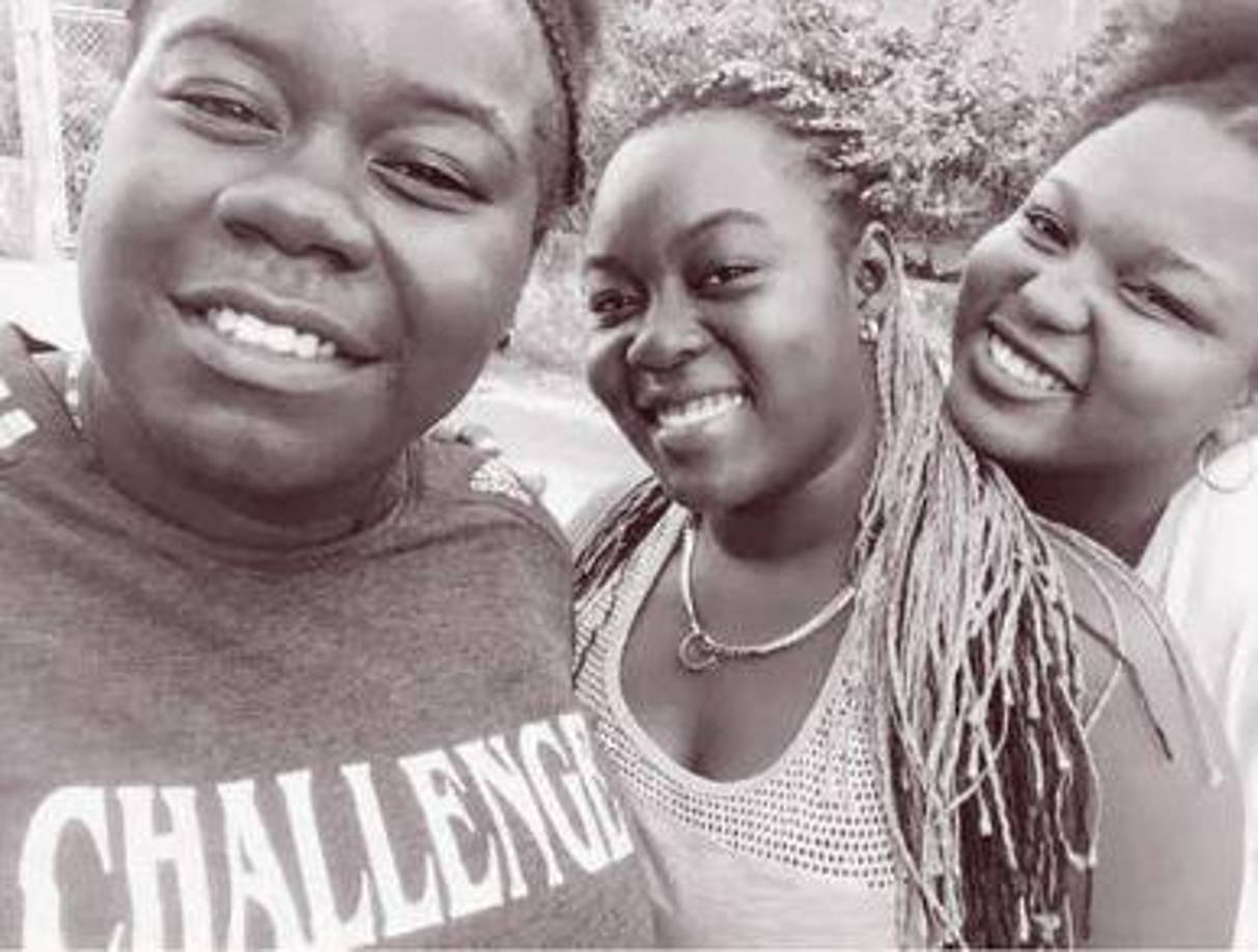 Luego apareció Cristy (la amiga de las jóvenes) y les señaló dónde se encontraba su prima, quien en ese momento era intimidada por dos hombres. Al ver la escena, Janahira inmediatamente se levantó de la arena para auxiliar a Ana con la ayuda de la linterna de su celular. “Ellos (los victimarios) le quitaron el celular (a Janahira) y lo lanzaron a la playa”, relató el acongojado joven