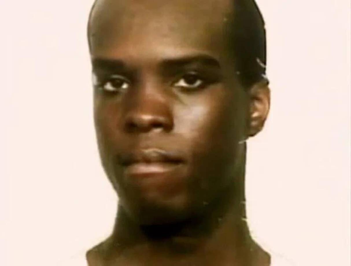 Edward Smith: Aunque las víctimas de Jeffrey Dahmer habían sido en su mayoría extraños, el asesino en realidad conocía a esta víctima, Edward Smith, de 27 años. Aparentemente, habían sido vistos juntos en clubes antes, y en el juicio de Dahmer, el hermano de Smith alegó que Smith había “tratado de ser amigo de Jeffrey Dahmer”. En cambio, Jeffrey Dahmer le quitó la vida y escondió algunas partes de su cuerpo en su congelador hasta que comenzaron a degradarse y desmoronarse.