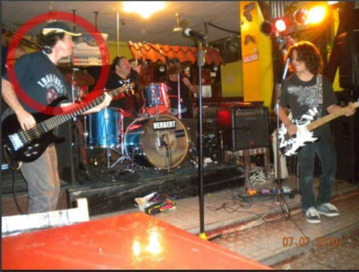 El bajo era una de sus pasiones.