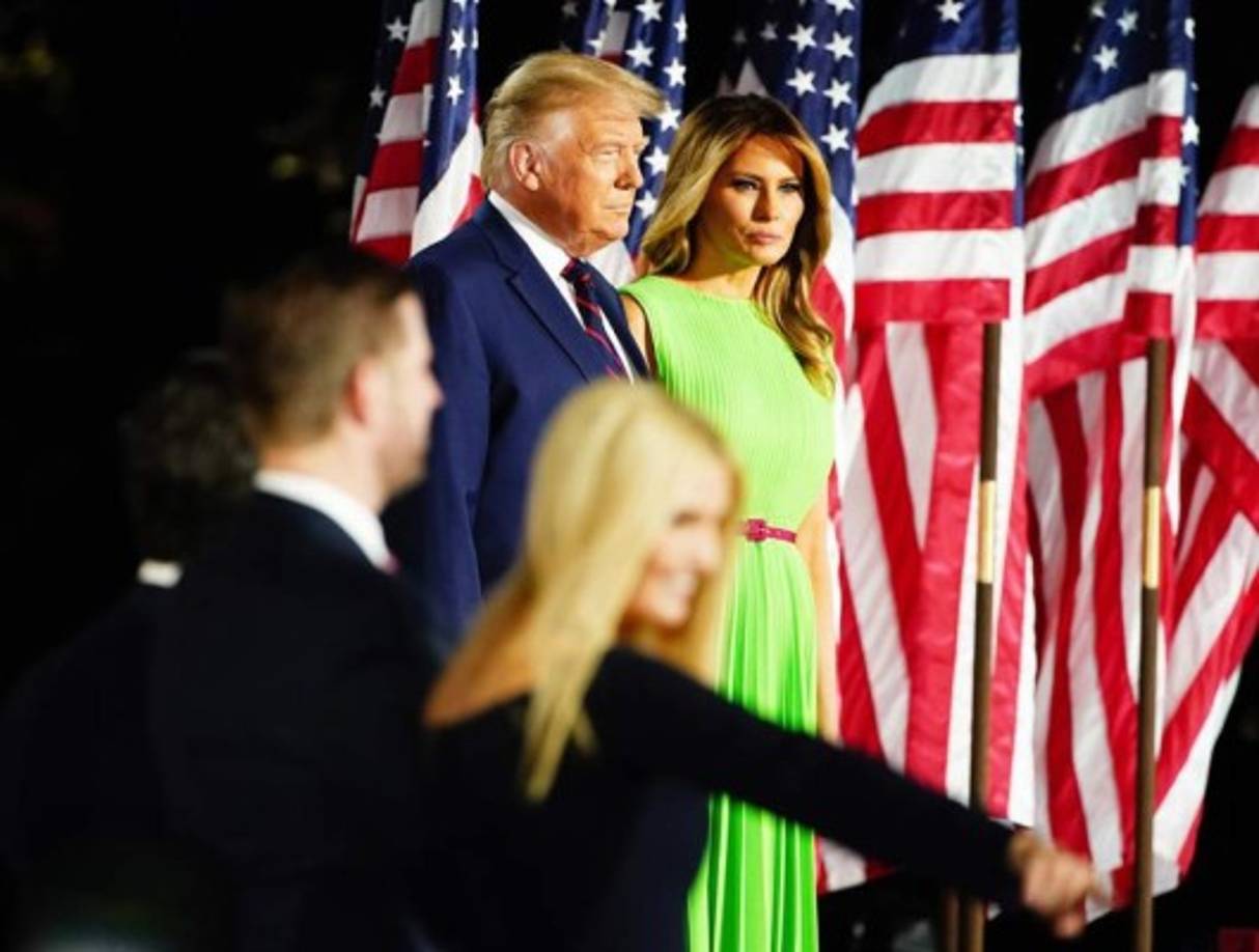 El video que muestra el gesto de Melania hacia su hijastra se viralizó en redes sociales donde obtuvo más de 20 millones de reproducciones en apenas 24 horas. Y es que las imágenes llegaron a modo de confirmación de las alegaciones realizadas por la ex mejor amiga de Melania, Stephanie Winston Wolkoff, que revela en un libro los detalles de la supuesta relación conflictiva entre las mujeres más importantes de la vida de Trump.