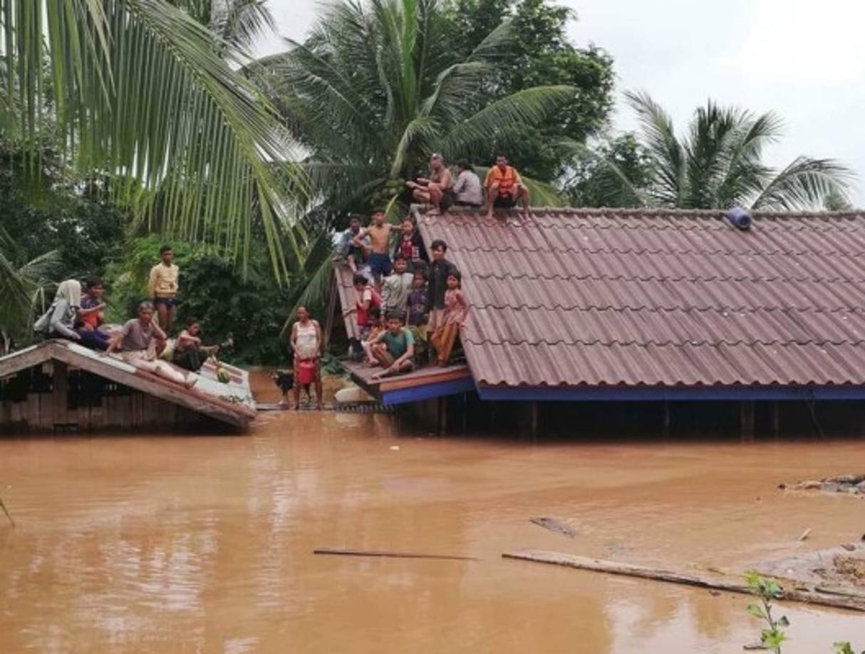 El derrumbe el lunes de una represa hidroeléctrica en construcción en Laos, que sumergió al menos seis aldeas de este pequeño país pobre del sudeste asiático, dejó varios muertos y cientos desaparecidos, anunciaron este martes las autoridades.