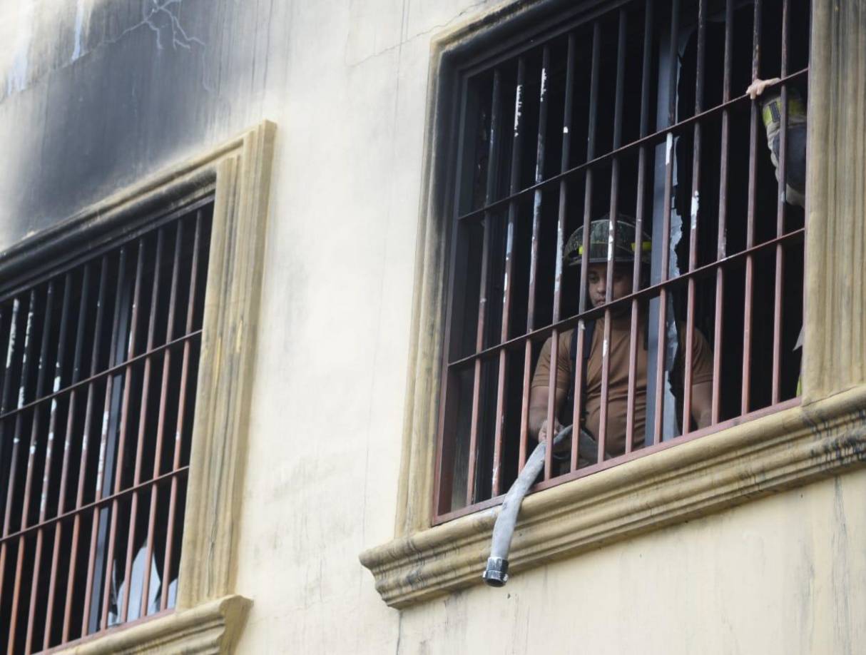 Este elemento trabajaba esta mañana en las labores de remoción y enfriamiento para luego realizar las investigaciones que permitirán saber lo que provocó el fuego.