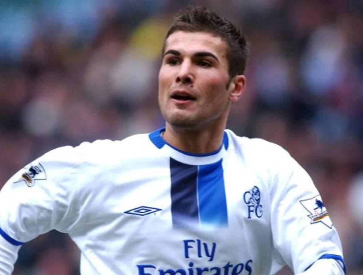 Adrian Mutu dio positivo por cocaína en el 2004 (Chelsea) y también fue condenado a pagar una multa de 17 millones de euros al club inglés. Volvió a dar positivo en 2010 y fue condenado a 14 meses de cárcel.