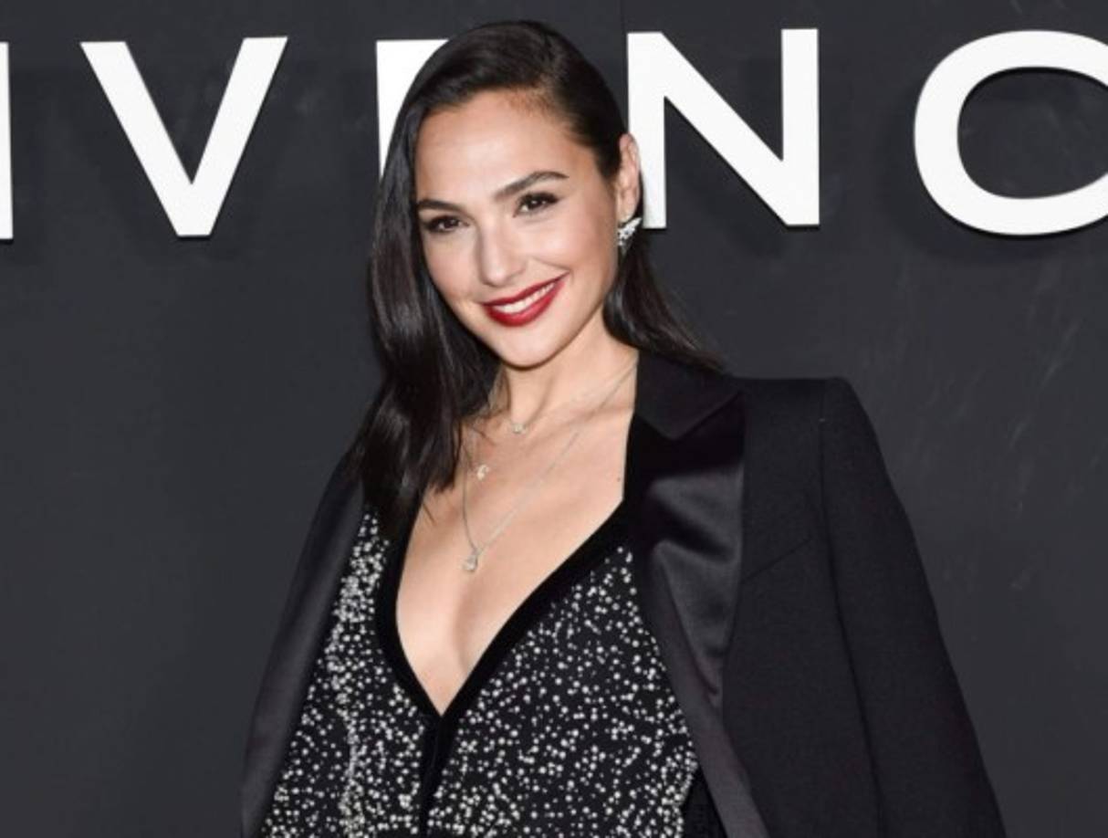 Gal Gadot $10 millones de dólares<br/><br/>Gadot cobrará 10 millones de dólares por su papel protagónico en 'Wonder Woman 1984', filme de Warner Bros.<br/><br/><br/><br/>