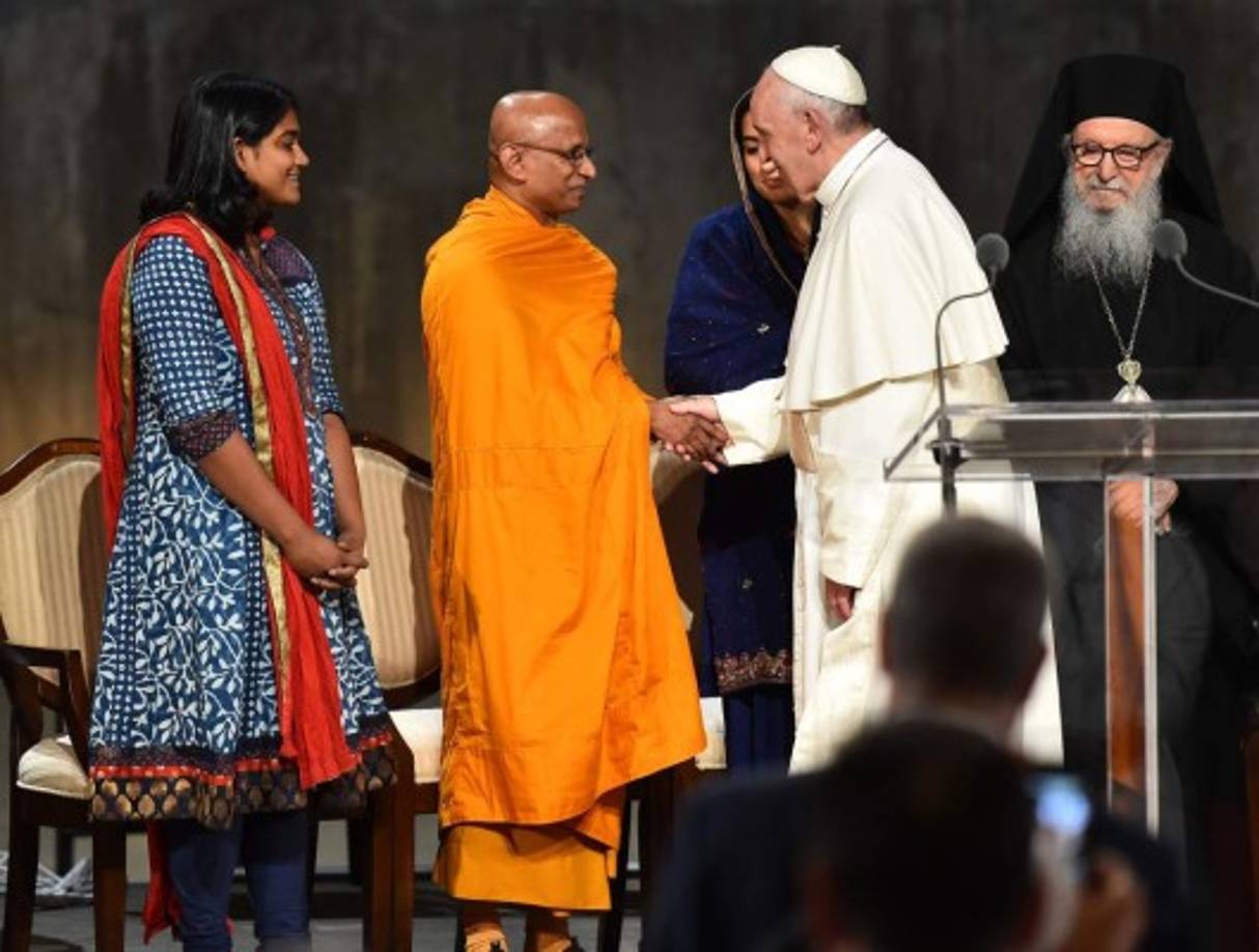 'Necesitamos desterrar de nosotros sentimientos de odio, venganza, de rencor', agregó el papa, que pidió 'paz en este mundo vasto que Dios nos ha dado como casa de todos y para todos'.