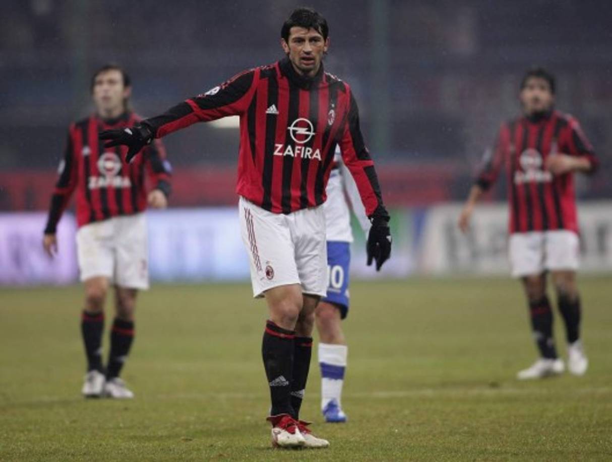 Kakha Kaladze. Ex jugador del Milan y seleccionado de Georgia. Su nombre provoca risas hasta hoy en Latinoamérica. Actualmente es el ministro de Deportes de Georgia.