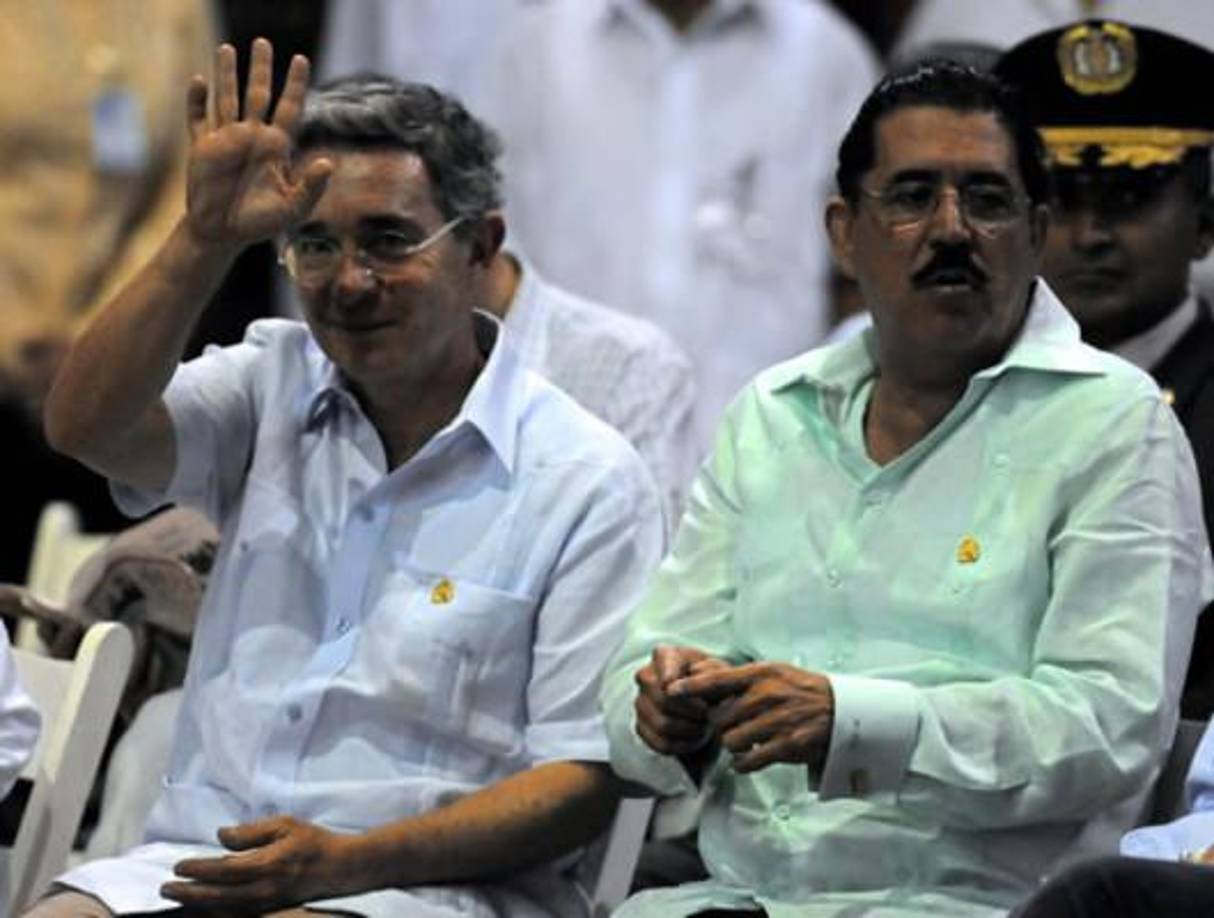 Durante su gobierno, Uribe tuvo varios encuentros con Manuel Zelaya Rosales, esposo de Xiomara Castro. 