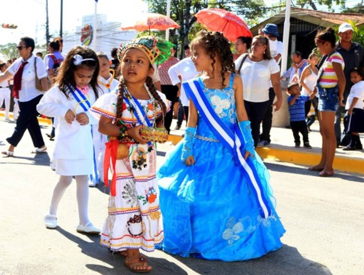 Vestidas con sus trajes de indias bonitas o de reinas de sus escuelas, las más pequeñasen San Pedro Sula desfilaron hoy la primera calle mostrando su civismo.