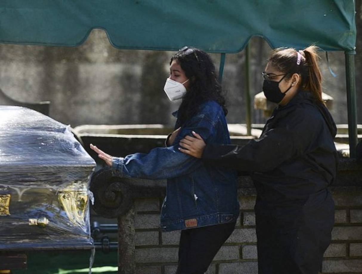 A Nelson, periodista de TEN Canal 10, se le recordará como un profesional y quien estuvo siempre al frente durante la pandemia. AFP