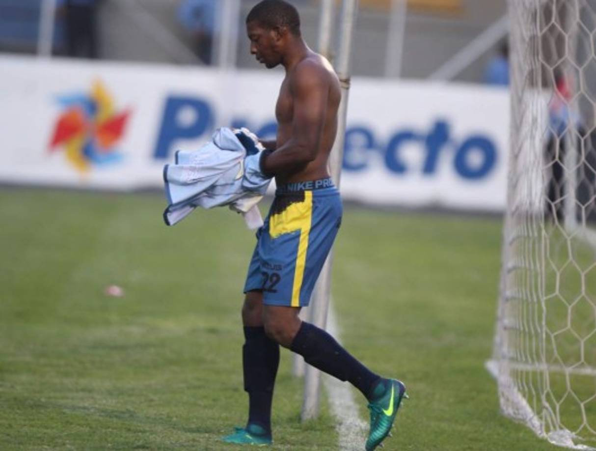 'Buba' López: Al final el portero hondureño se quedará jugando seis meses más con Real España para luego irse al exterior. Tras su gran papel en la Copa Oro, clubes como Tenerife, DC United, New York City lo han pretendido.