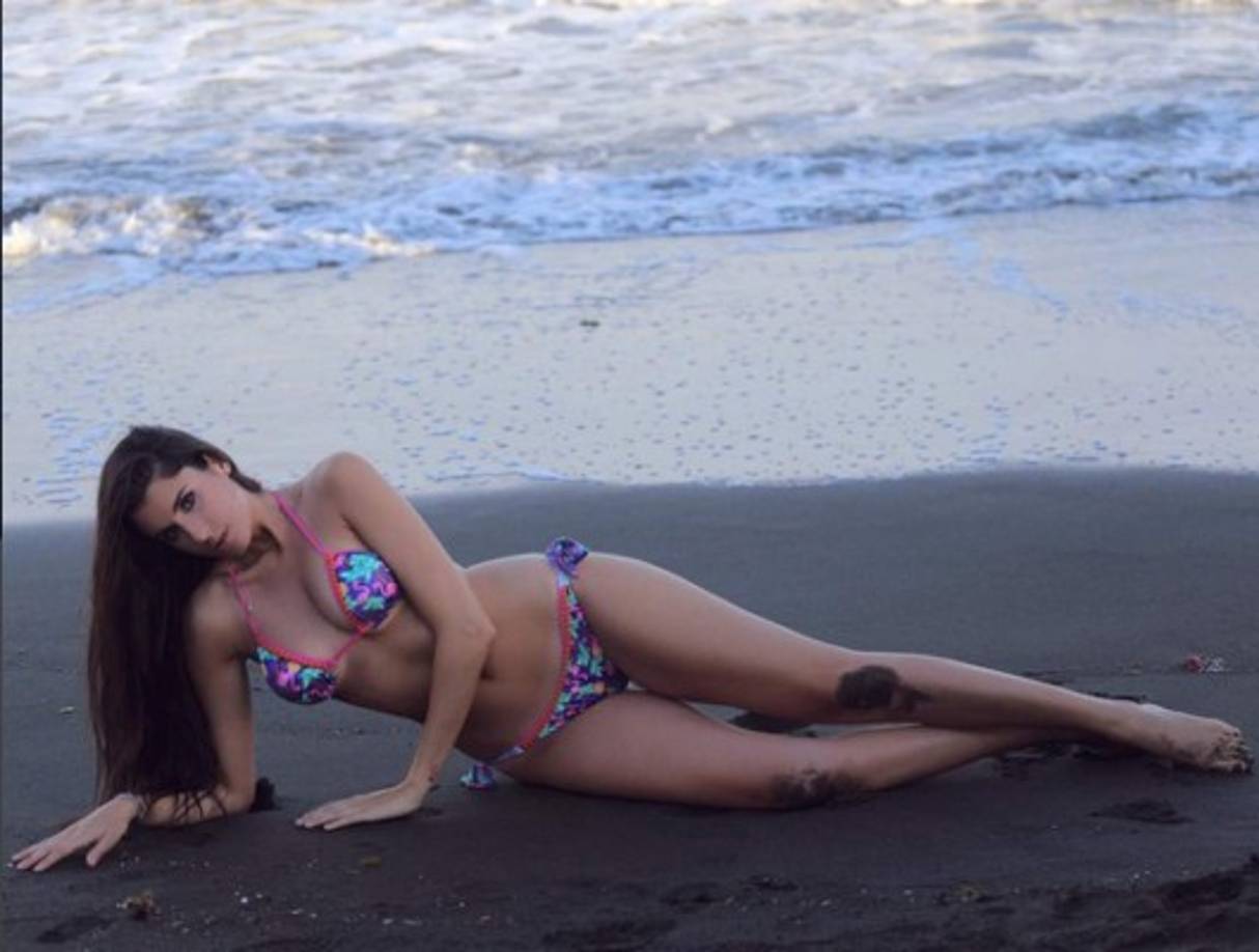 La modelo acostumbra tomarse fotografías en playas para lucir su impresionante figura.
