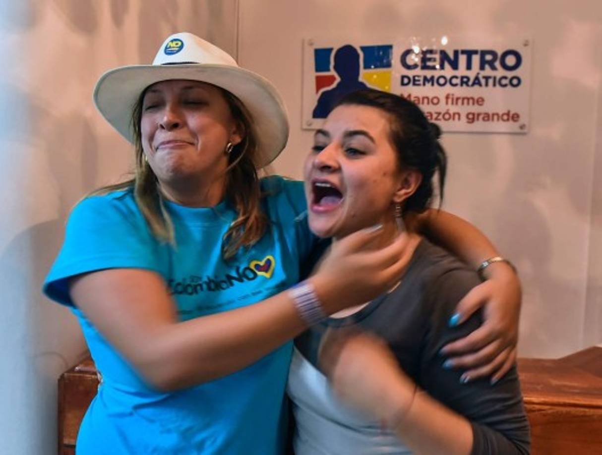 Seguidoras de la oposición al presidente Santos reflejaban su alegría tras conocer el final del plebiscito.