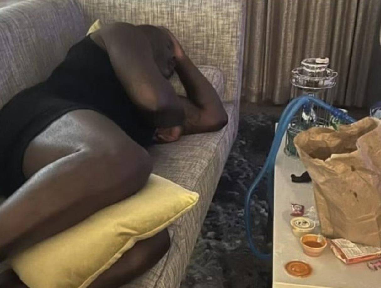 La joven también publicó esta imagen donde se ve a Shaquille O’ Neal durmiendo en un sofá ..