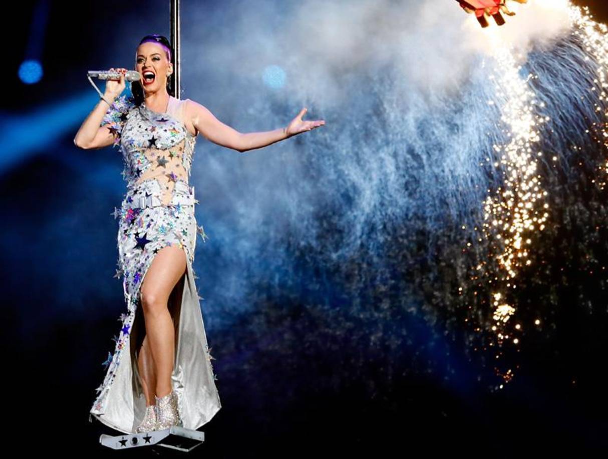 Katy Perry incluyó una grúa para poder flotar por el campo del estadio de la Universidad de Phoenix.