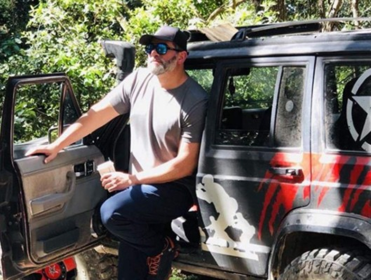 Aun con unos kilos de más, el mexicano sigue robando suspiros en las redes sociales. Miles de internautas llenan de piropos y saludos sus imágenes.