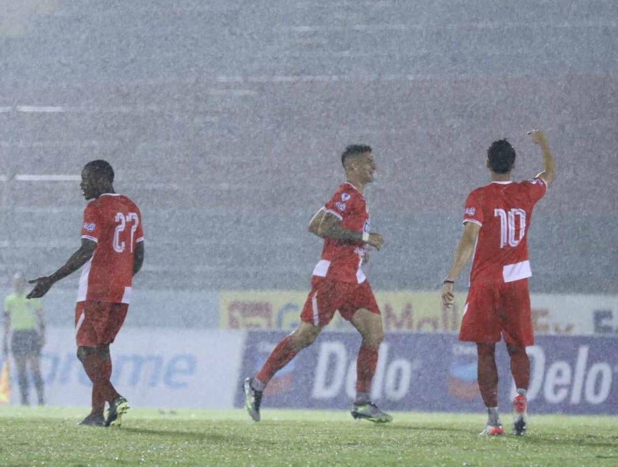 Ya en la segunda parte, el Vida se fue con todo al ataque y en el minuto 58’ Gabriel Tellas anotó de cabeza, pero no contó debido a que estaba en fuera de juego.