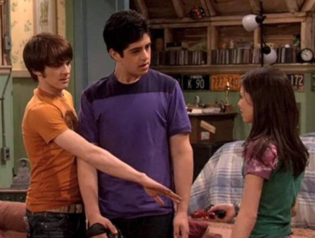 La serie Drake &amp; Josh narraba las aventuras de dos hermanastros adolescentes muy diferentes en cuanto a personalidad, que se ven obligados a convivir cuando sus padres se casan. Aparte, les toca soportar a Megan, su hermana menor que se dedica a hacerles bromas. 
