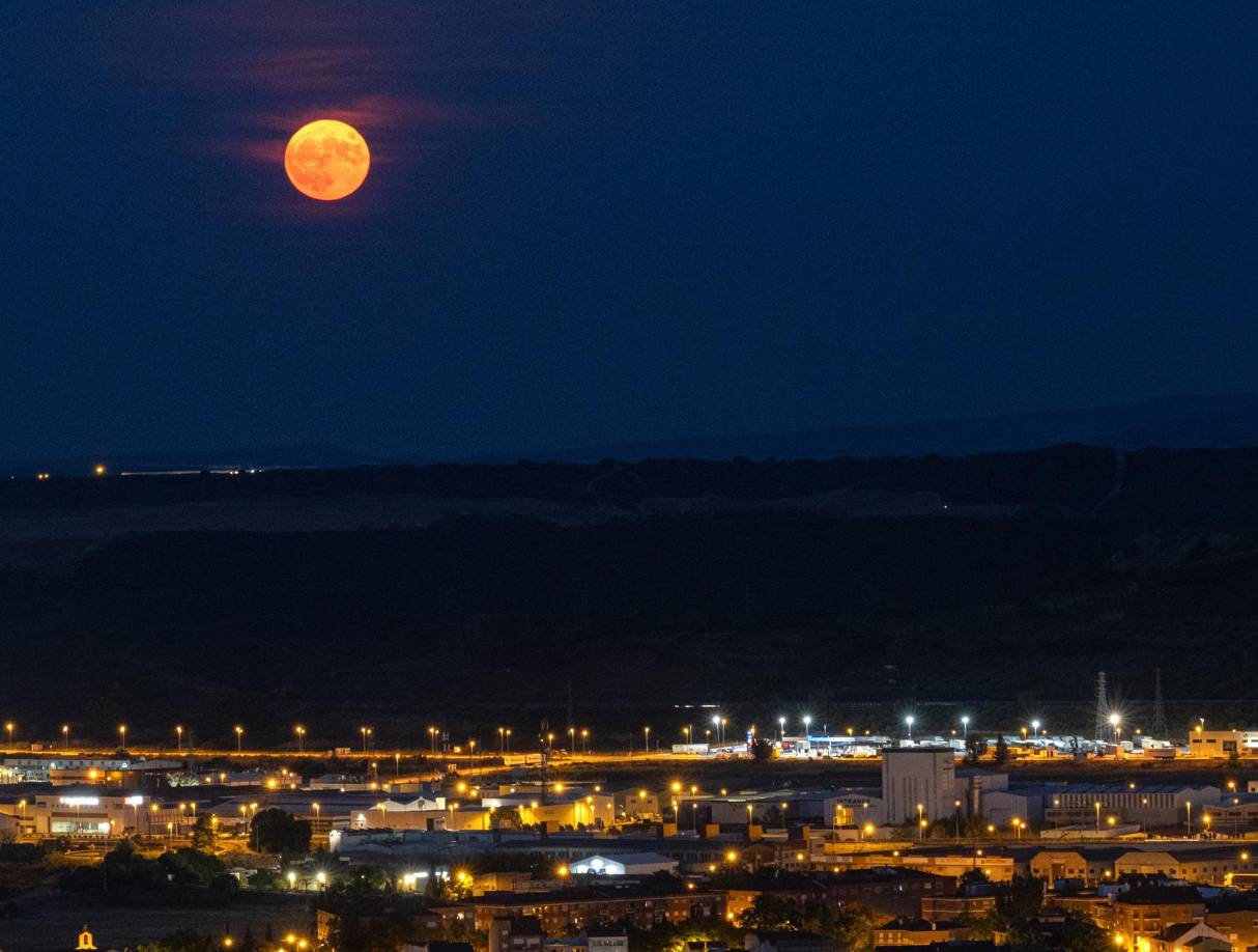 Las espectaculares imágenes de la superluna de Ciervo que iluminó el cielo