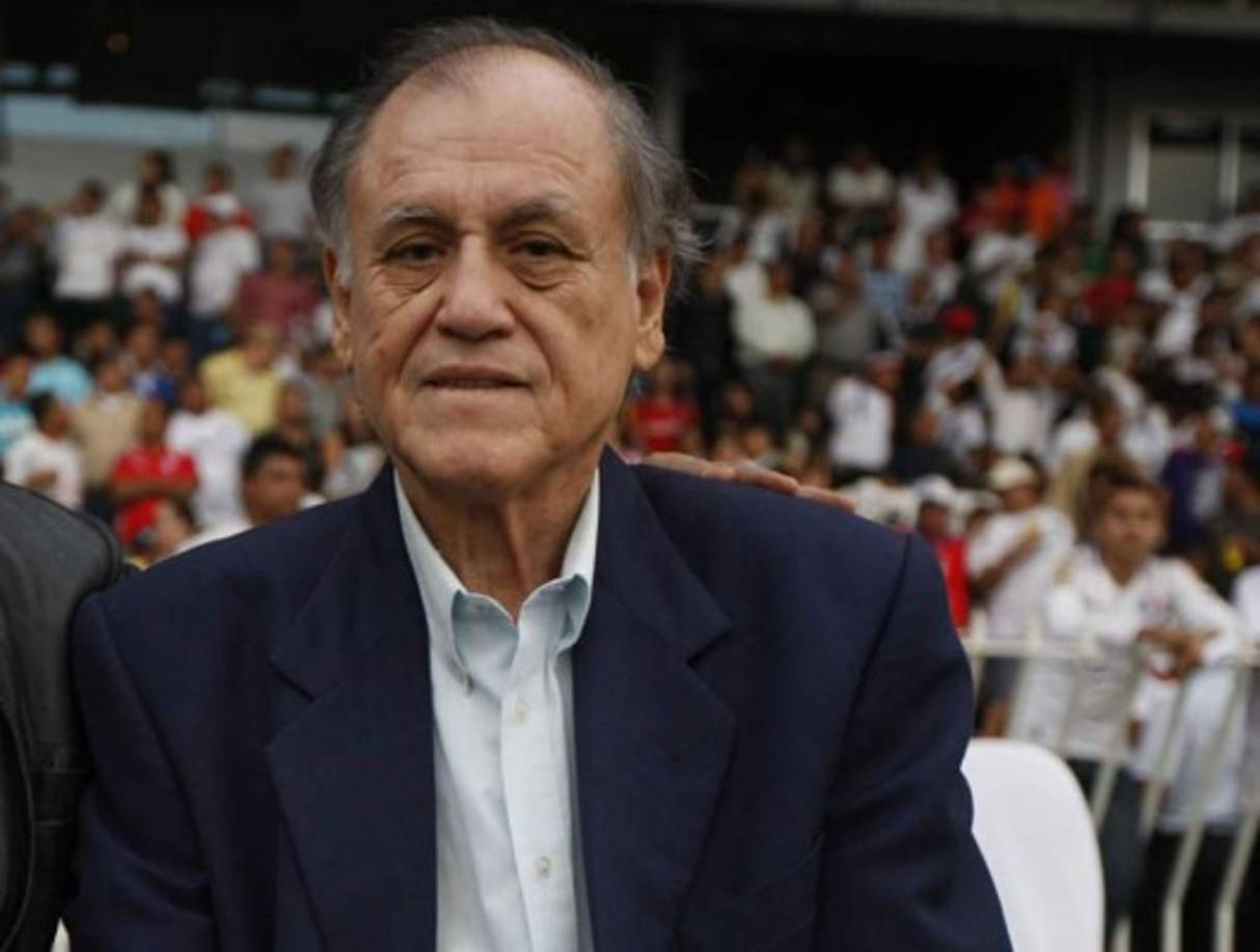 Se capacitó como director técnico de fútbol en Buenos Aires, Argentina. El título oficial emitido por la AFA, que lo acredita como entrenador lo obtuvo en el año de 1969.