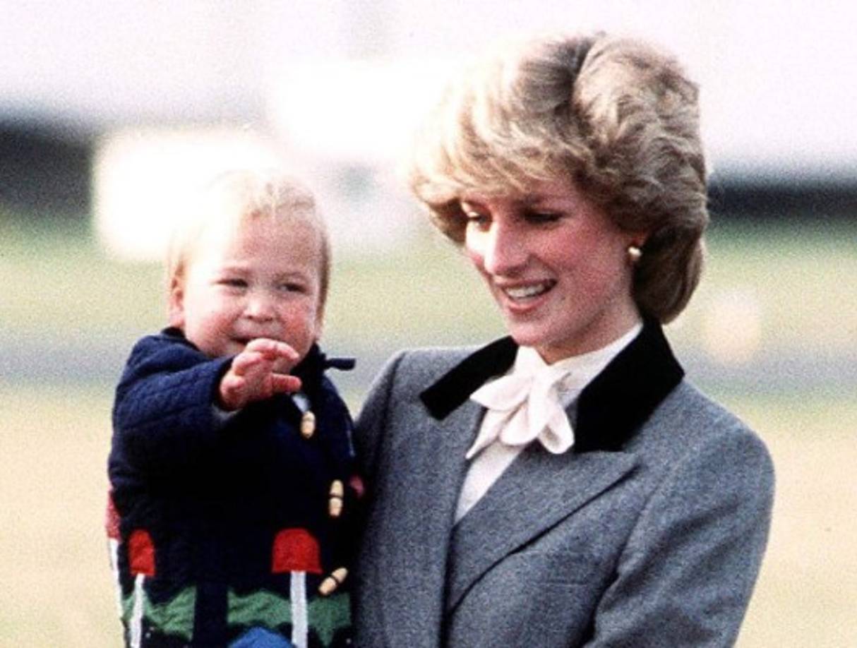 21 de junio de 1982: nace su primer hijo, el príncipe Guillermo, segundo en el orden de sucesión al trono.