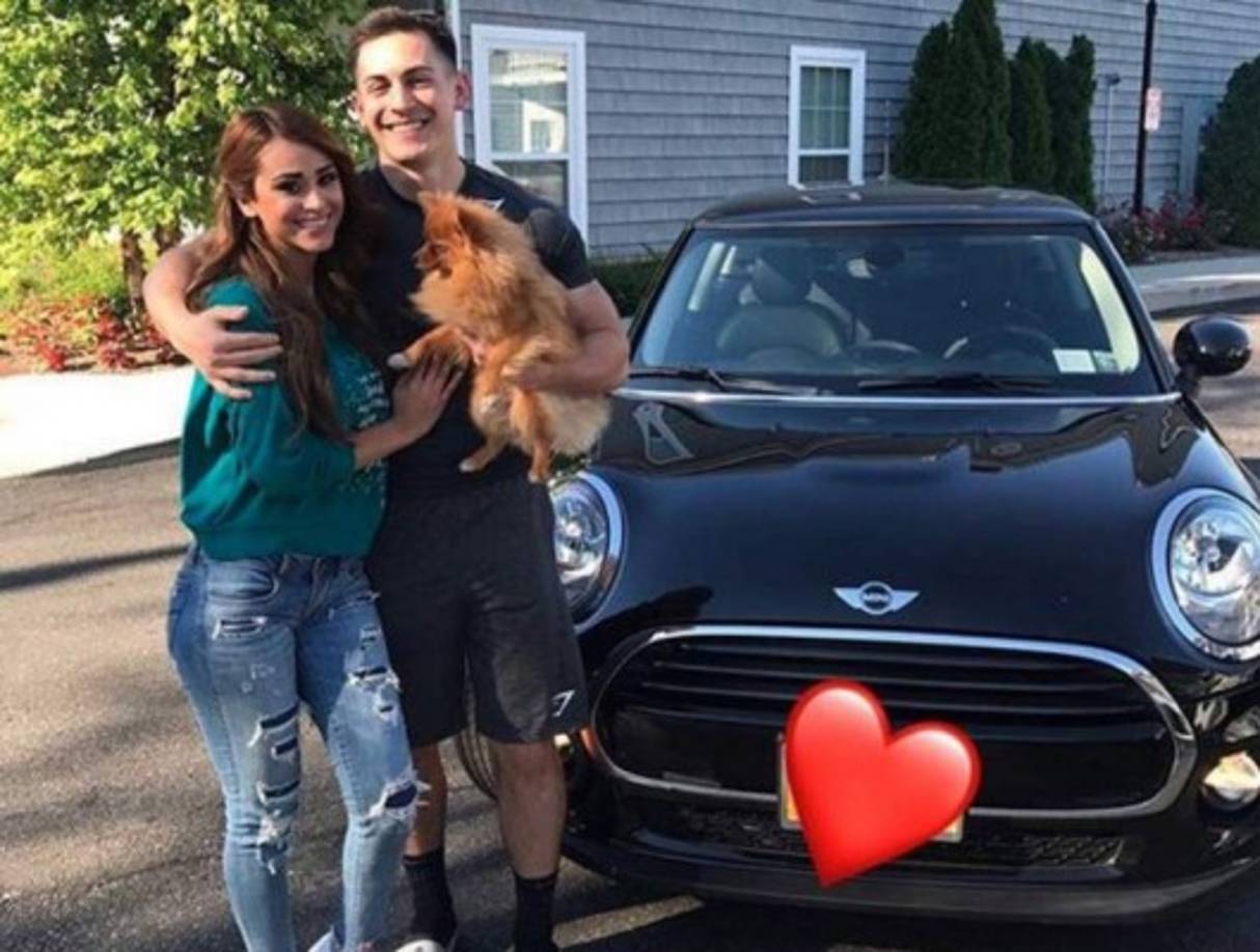 El problema en la relación incrementó cuando Doug quiso 'darle' un carro (según su tono en el video el auto iba a ser prestado) grabando el hecho, algo a lo que Yanet se rehusó. Él afirma que ella le dijo que sí que deseaba esa grabación debía realmente comprarle un auto, algo que, aparentemente, el joven no podía costear.