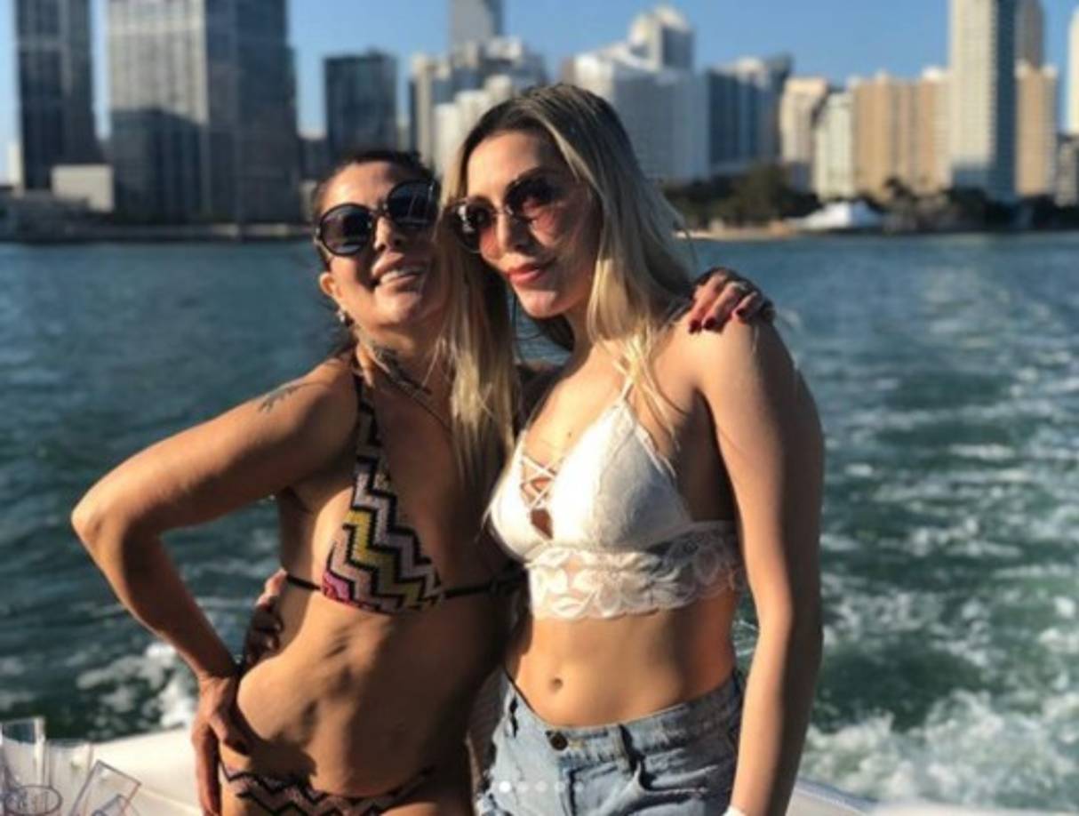 'Gran atardecer en altamar', escribió en esta foto junto a su hija Frida Sofía, en la que muchos usuarios criticaron su abdomen. 'Tiene el cuerpo arrugado', 'esa barriga parece la de mi abuelita', 'estás fea', son algunos de los comentarios que le han dejado a la cantante.