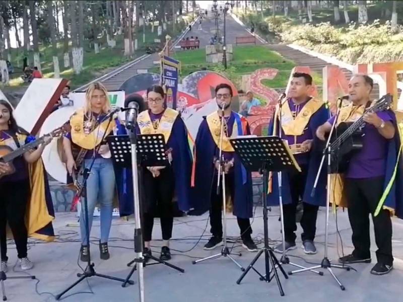 La estudiantina del centro universitario deleitó a los presentes.