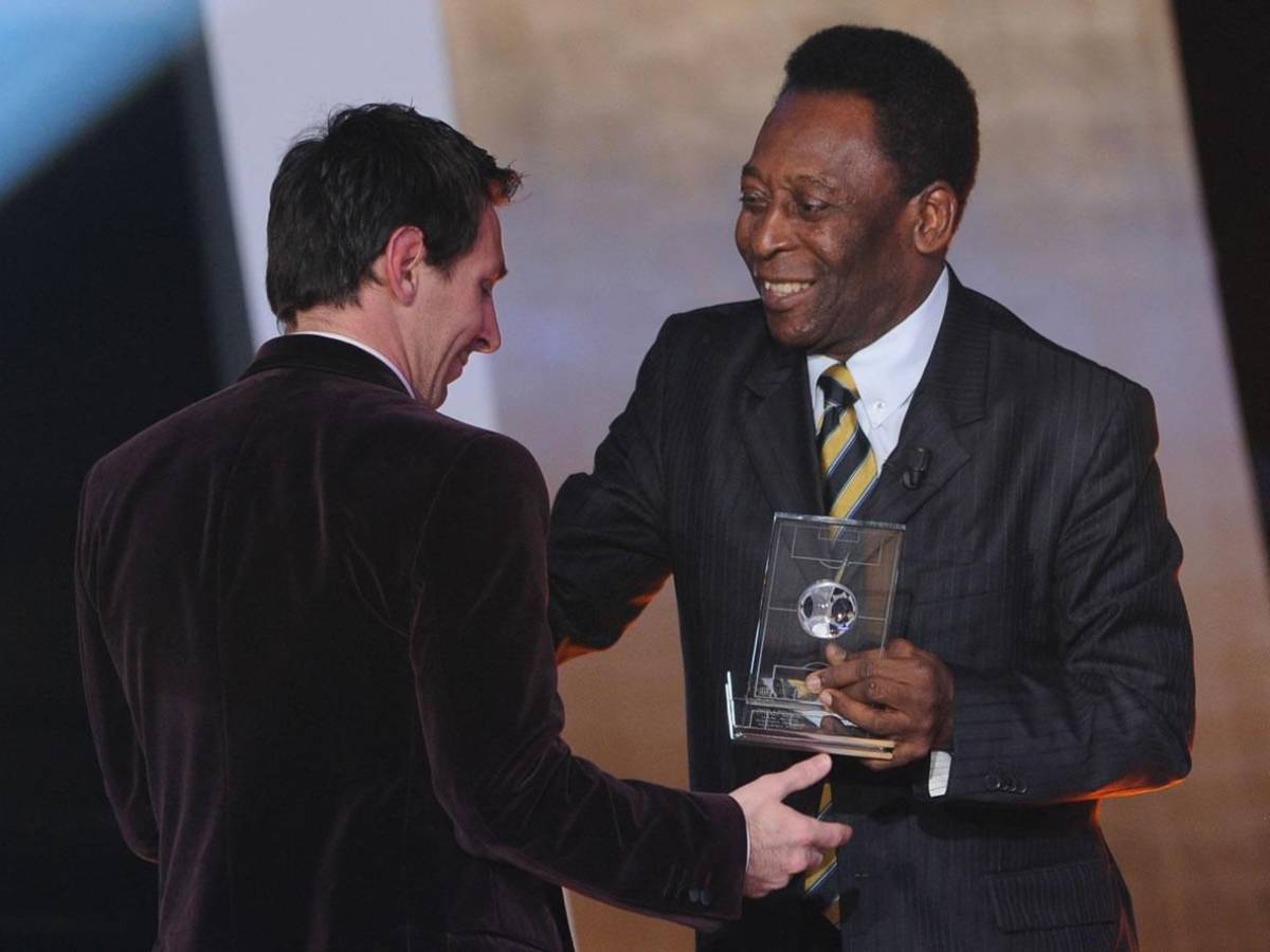 El 9 de enero de 2012, Lionel Messi recibió de manos de la leyenda del fútbol brasileño Pelé el premio FIFA/FIFPro World XI en Zúrich.