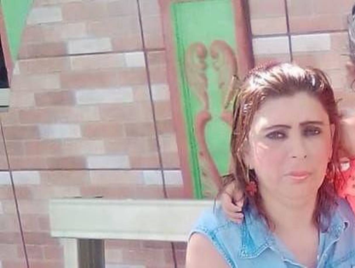 Los elementos policiales encontraron un agujero en el suelo tipo fosa, donde según testigos el presunto homicida habría enterrado el cuerpo de su pareja. 