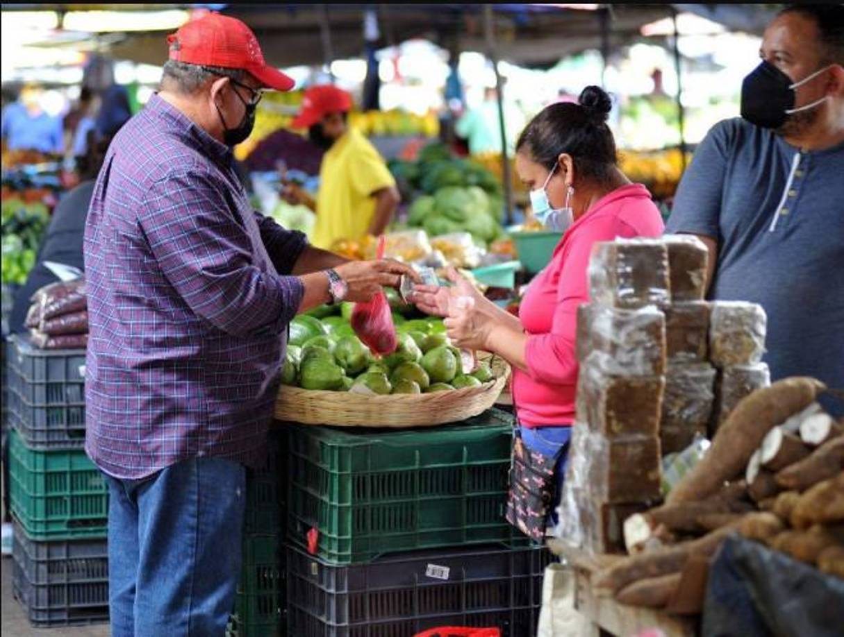 En declaraciones al programa TN5, Cerrato afirmó que “si la gente hace un sacrificio y va a los mercados, entonces sabe que una canasta básica la compra con menos de ocho mil lempiras”, dijo.