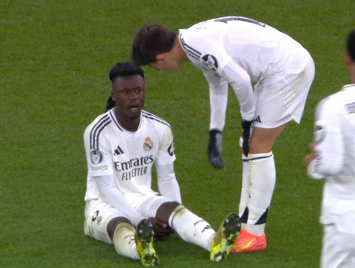 Eduardo Camavinga encendió las alarmas después del primer gol del Liverpool. El francés se lesionó en la parte posterior de la pierna izquierda. Al menos, se puso la mano a esa zona cuando se tiró al césped y sus compañeros comenzaron a rodearle, preocupados. No pudo seguir en el partido.