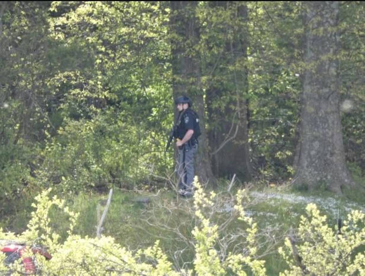 El joven fue encontrado caminando por Neighborhood Road en Lake Katrine poco después del hallazgo del cuerpo de su padre.