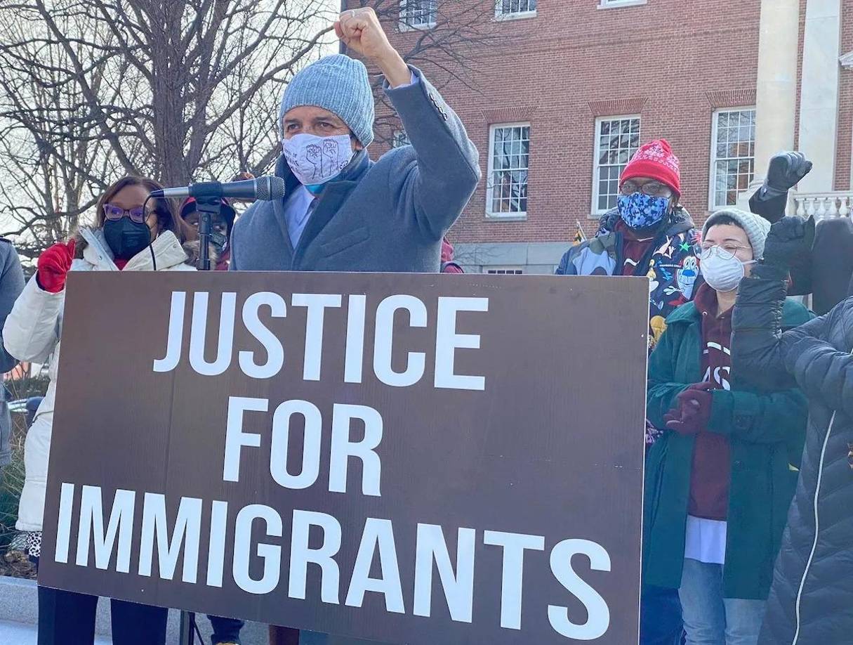 Actualmente, algunos empleadores ya exigen E-Verify y este proyecto de ley extendería el requisito a un mayor número de empresas en todo el estado.