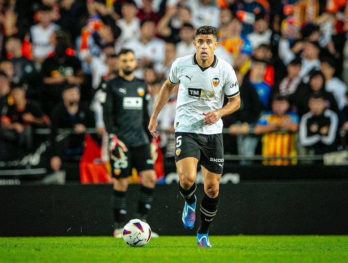 Gabriel Paulista ya está en Madrid. El central del Valencia firmará con el Atlético de Madrid. Rescinde con el club Che y llega hasta final de temporada, informan desde El Chiringuito.