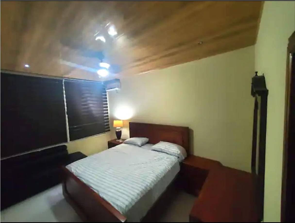 Esta es una de las habitaciones principales de la casa del goleador.