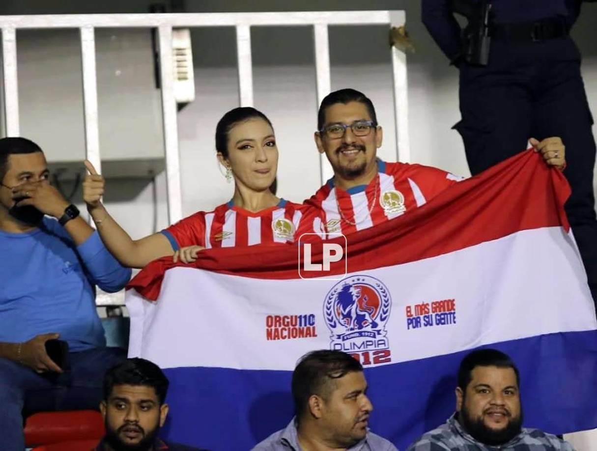 Esta pareja de olimpistas, felices de apoyar a su equipo en el Clásico capitalino.