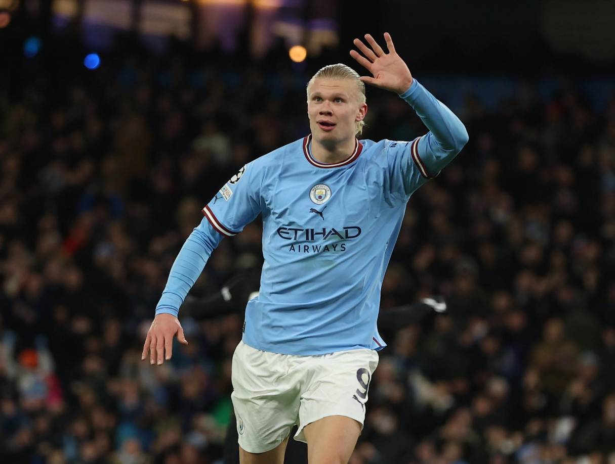 Haaland mostró su manita tras su quinto gol del partido ante el RB Leipzig.